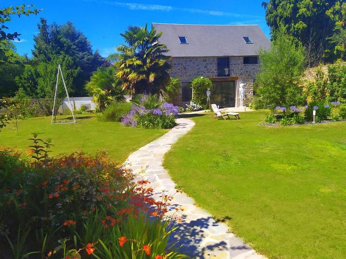 Gîte pour 5 personnes, avec Balcon et Jacuzzi ainsi que Terrasse et Jardin à Saint-Hilaire-du-Harcouët