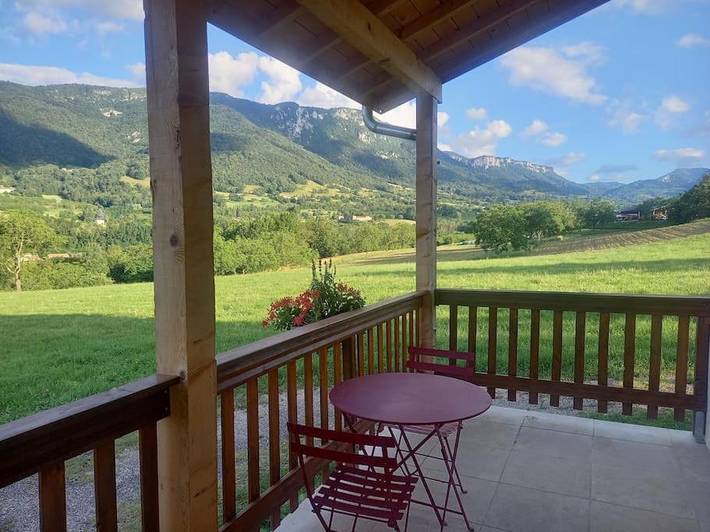 Gîte pour 4 personnes, avec balcon ainsi que jardin et vue à Oriol-en-Royans