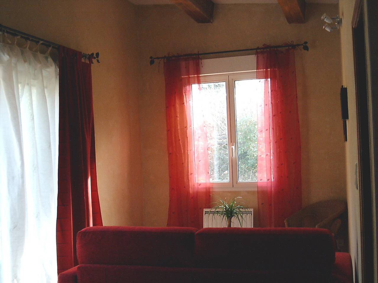 Apartamento entero, Gîte 'Gite Du Petit Bois' con piscina compartida, Wi-Fi y aire acondicionado in Villedieu, Vaucluse