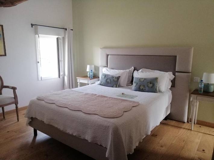 Hôtel pour 3 personnes, avec vue ainsi que jardin et piscine à Reynès - 2