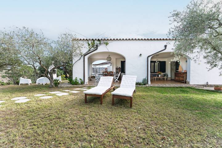 Villa für 4 Personen, mit Garten und Seeblick, kinderfreundlich auf Sardinien