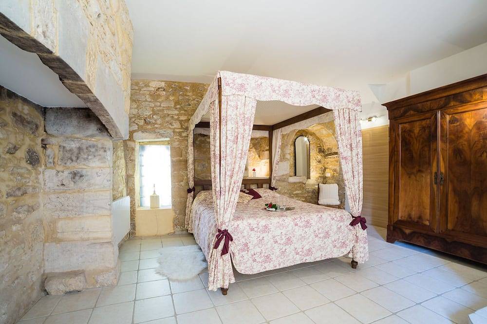 A 14th century Stoneroofed house with a panoramic garden in Beynac. in Beynac-et-Cazenac, Périgord Noir