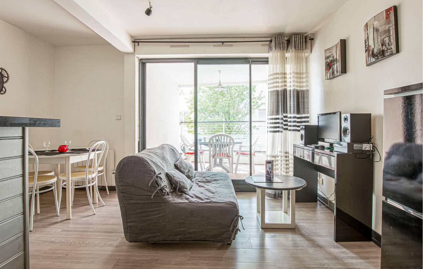 Appartement de vacances entier, Appartement confortable avec terrasse et Internet, à 700 m de la plage de la Concurrence in La Rochelle, Région de La Rochelle