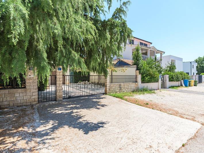 Villa für 10 Personen, mit Garten und Pool sowie Balkon, mit Haustier in Poreč