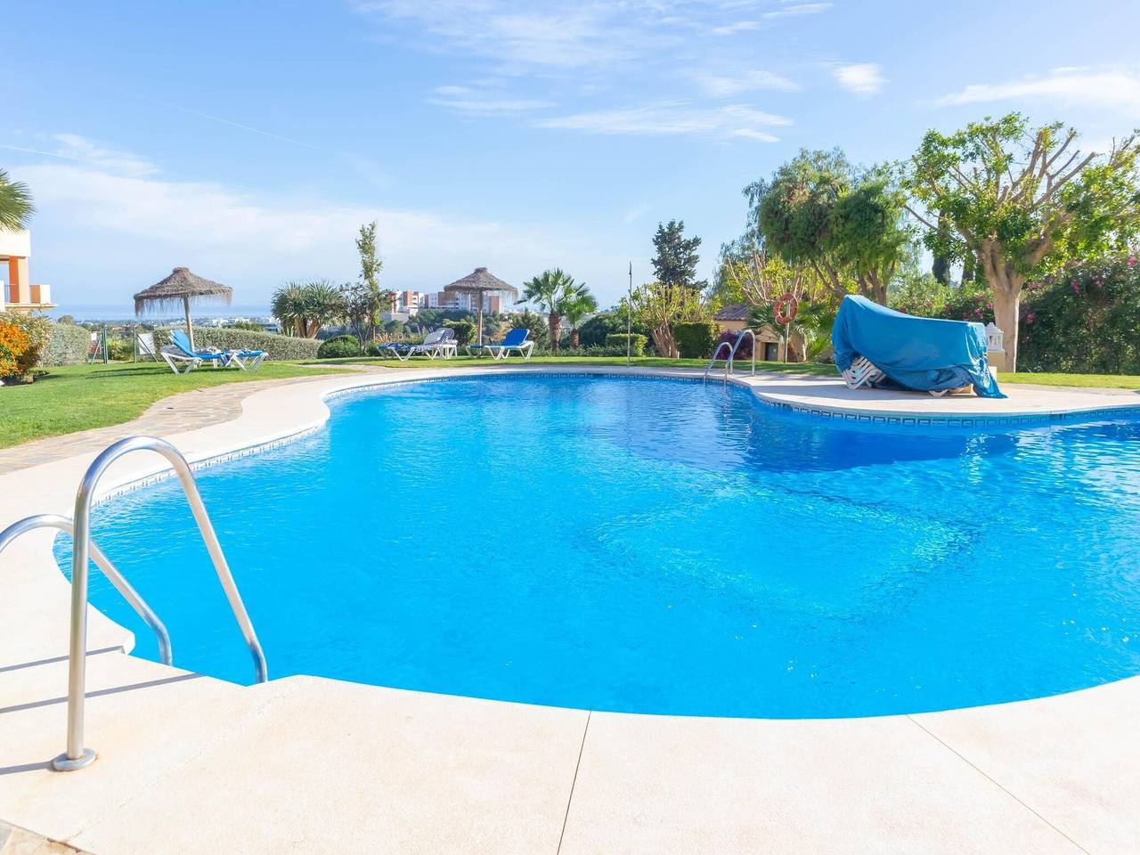 Ganze Wohnung, Premium-Wohnung in Benahavis mit Balkon in Los Arqueros Golf and Country Club, Benahavís