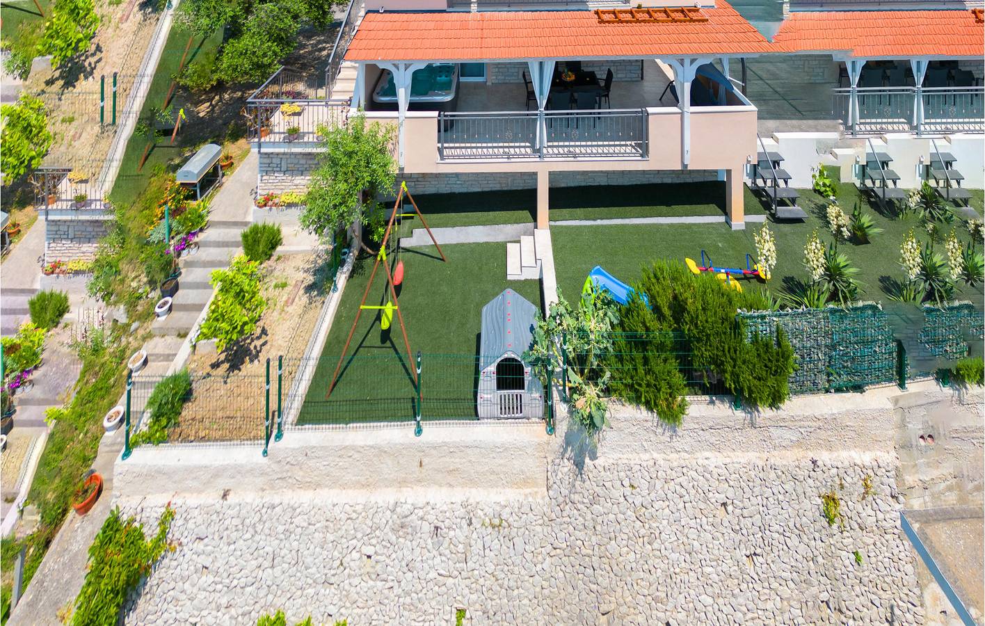 Ganze Ferienwohnung, Charmante Unterkunft, 1,5 km vom Strand entfernt: Gemütliches Apartment mit WLAN, Terrasse und Parkplatz in Jesenice, Split-Dalmatien