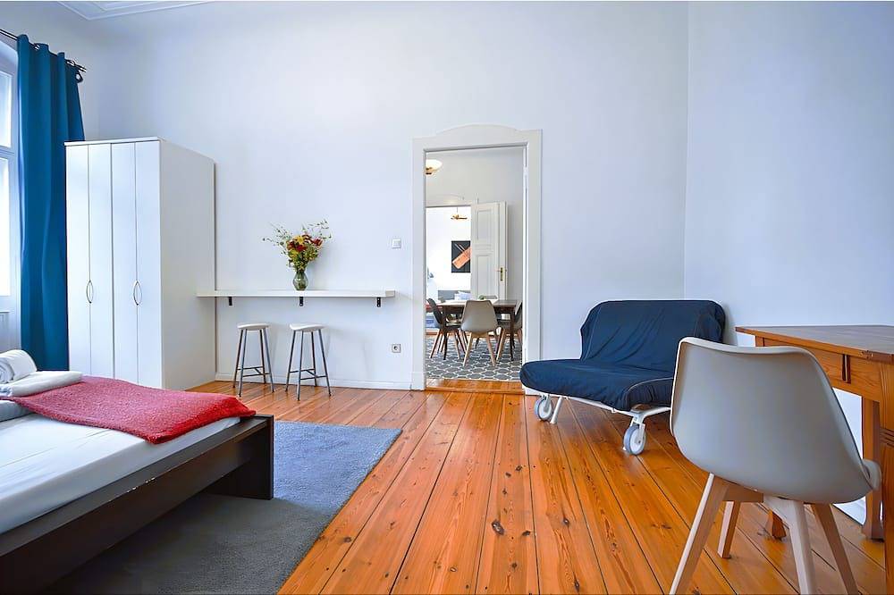Ganze Wohnung, Großzügige, luxuriös ausgestattete Altbauwohnung mit 3 Zimmern + kleinem Balkon in Charlottenburg Berlin, Berlin