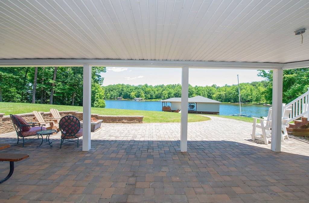 Neue Liste (neue Besitzer)! Luxuriöses Lakefront-Haus mit überdachter Hafenanlage in Lake Anna