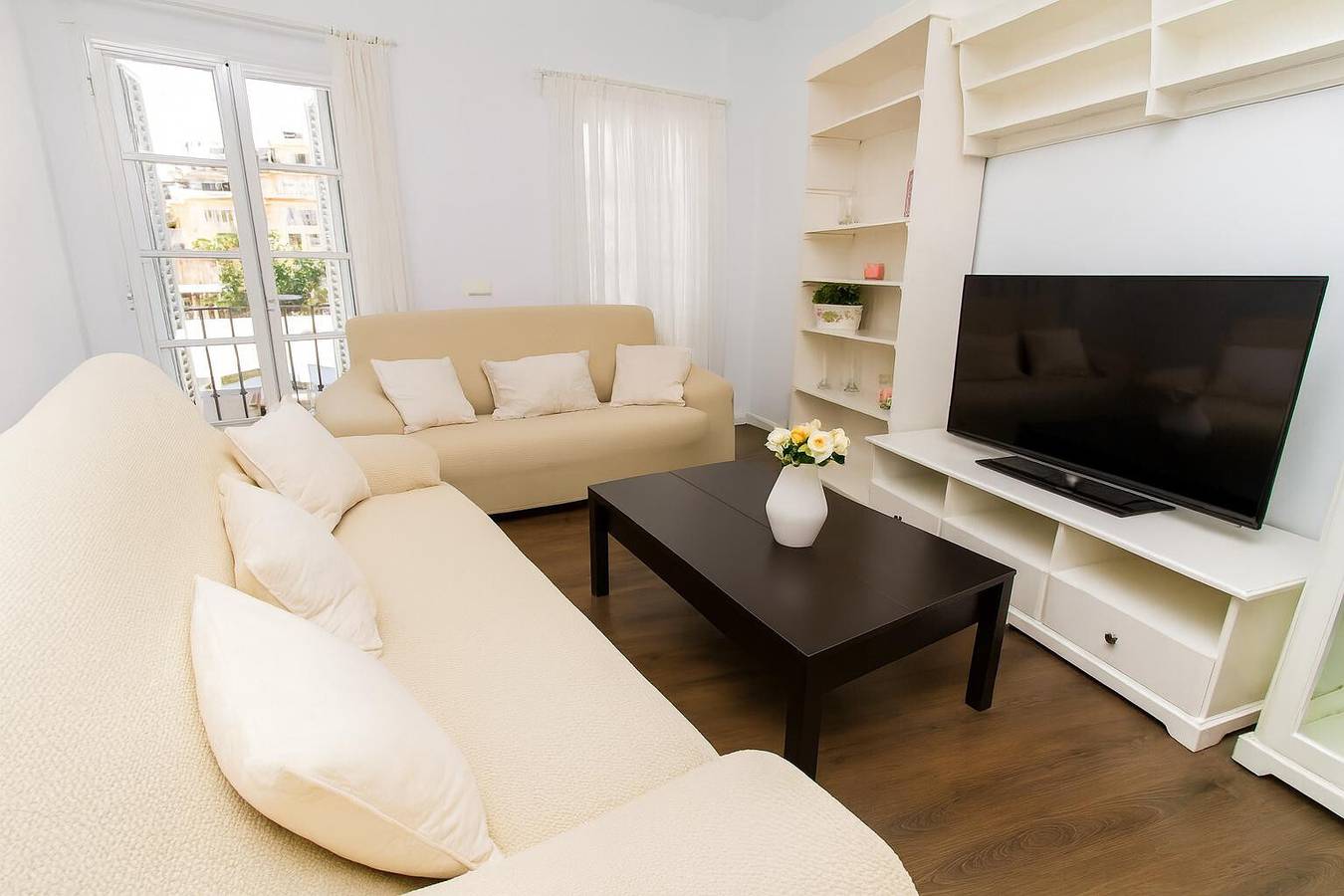 Apartamento inteiro, Apartamento 'Atarazanas Suite de 2 Quartos' com Varanda, Wi-Fi e Ar Condicionado in Malaga Centro Historico, Malaga