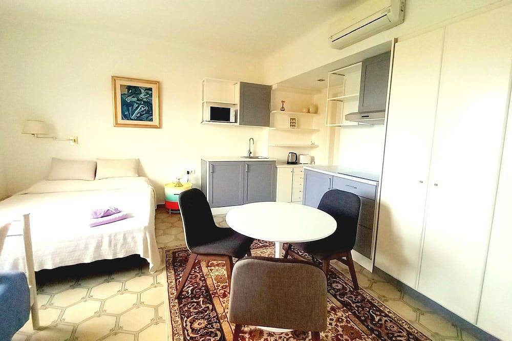 Entire apartment, Studio for 2-3 in villa, satellite Tv, garden, pool, 10 min. walk to the beach in Altafulla, Costa Dorada