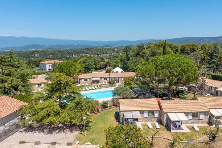 Location de vacances pour 5 personnes, avec Terrasse ainsi que Jardin et Piscine à La Roque-sur-Pernes - 2