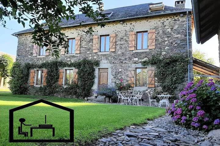 Location de vacances pour 10 personnes, avec terrasse à Saint-Jal