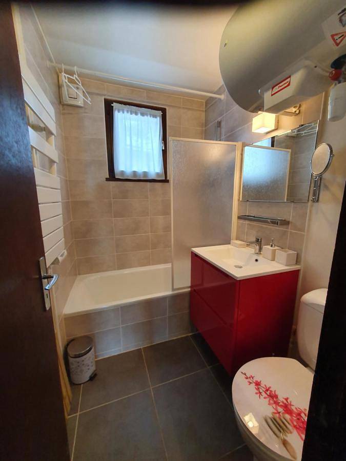 Gîte pour 5 personnes, avec vue et jardin à Val-des-Prés - 2