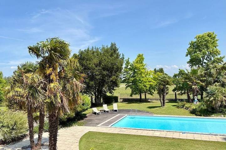 Location de vacances pour 11 personnes, avec piscine à Civrac-en-Médoc