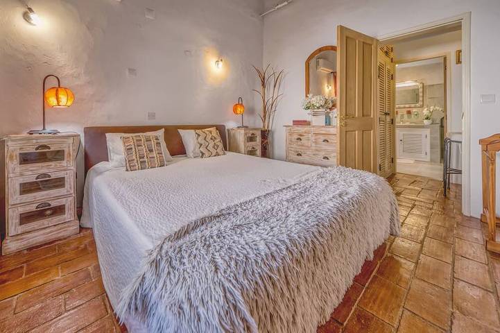 Location de vacances pour 6 personnes, avec jardin dans Salir - 4