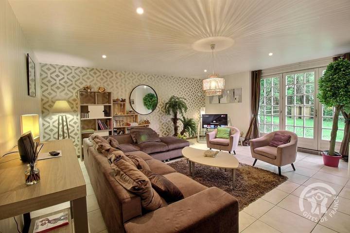 Gîte pour 10 personnes, avec Terrasse ainsi que Jardin et Vue à Quintin