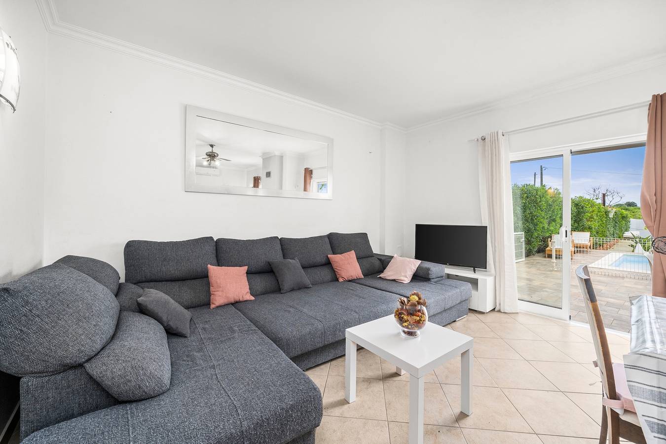 Vakantiehuis 'Vila Pedra' met Uitzicht op de Bergen, Wi-Fi en Airconditioning in Alcantarilha, Alcantarilha e Pêra