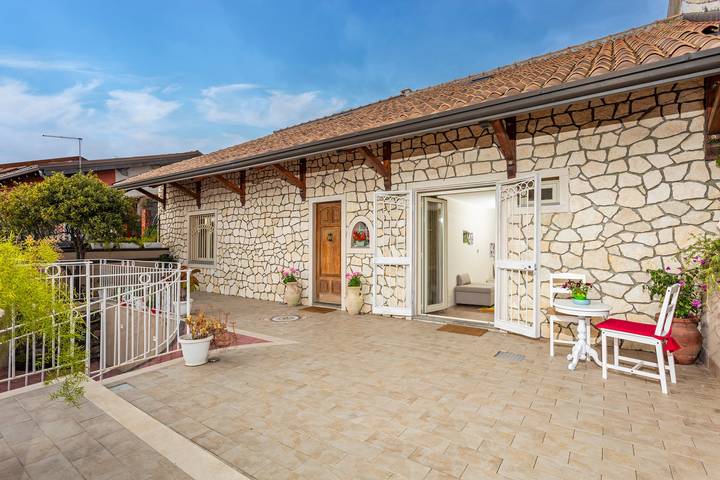 Appartement entier, Maison d’hôtes « Pètra Janca » avec vue sur les montagnes, terrasse privée et climatisation in Aci Sant'Antonio, Etna