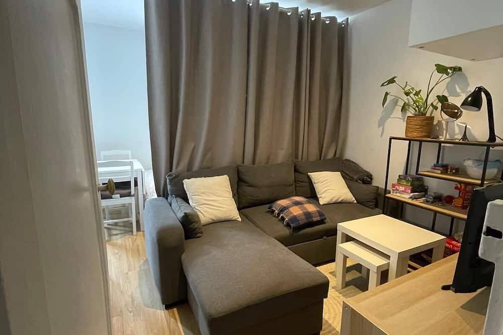Entire apartment, Clean apartment across from a tram stop in Courbevoie, Hauts-de-Seine
