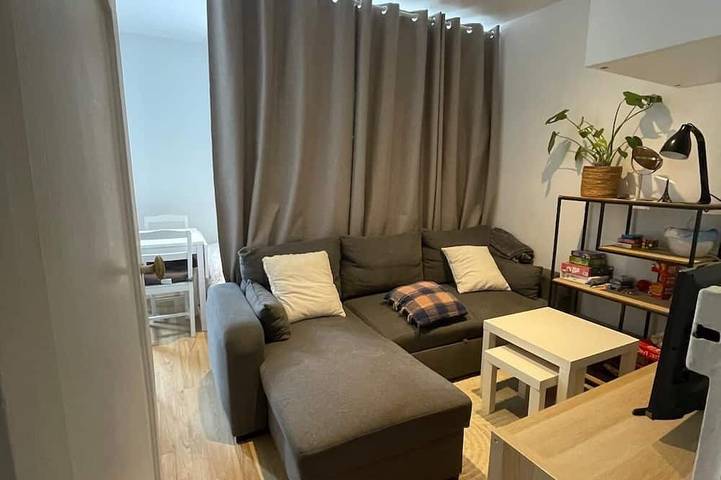 Appartement entier, Appartement propre en face d’un tram in Courbevoie, Hauts-de-Seine