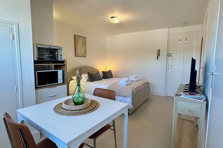 Entire apartment, Casa Foch #3 - Studio - Proche Hyper Centre in Brive-la-Gaillarde, Brive-la-Gaillarde region