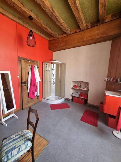 Appartement entier, One-Bedroom Apartment in Évaux-les-Bains, Région d'Aubussargues