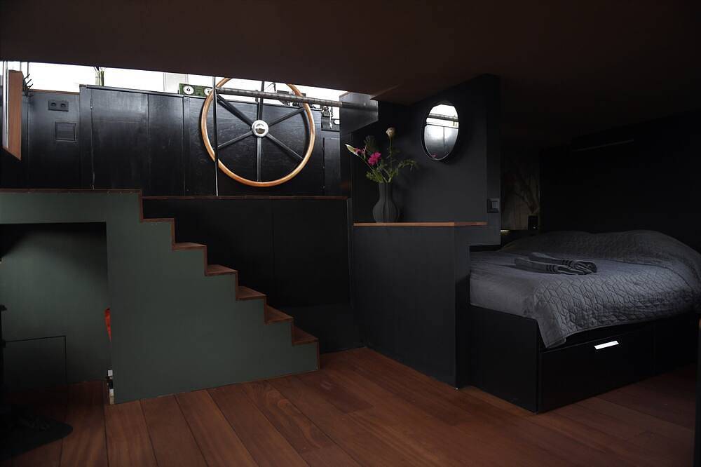 Euphrate Houseboat Suite Wheelhouse in Amsterdam Oost, Dutch Coast