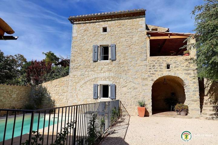 Location de vacances pour 6 personnes, avec terrasse et piscine à Saint-André-de-Cruzières - 4