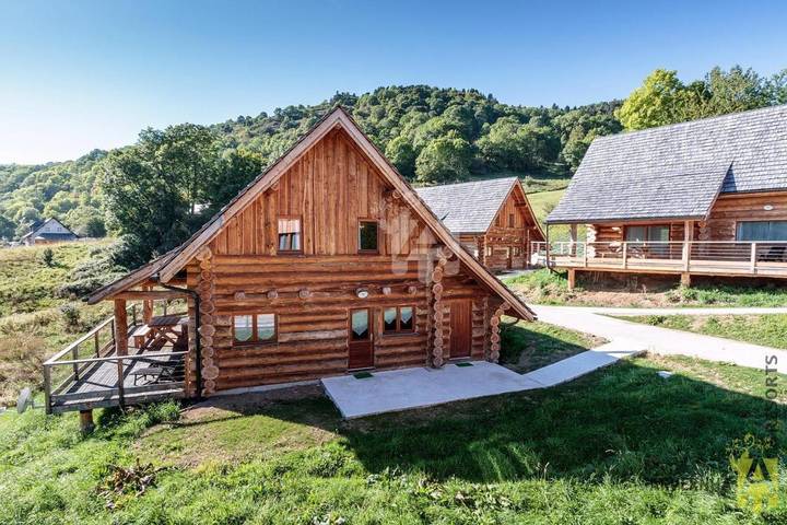 Chalet pour 6 personnes, avec vue ainsi que piscine et terrasse à Chambon-sur-Lac - 3