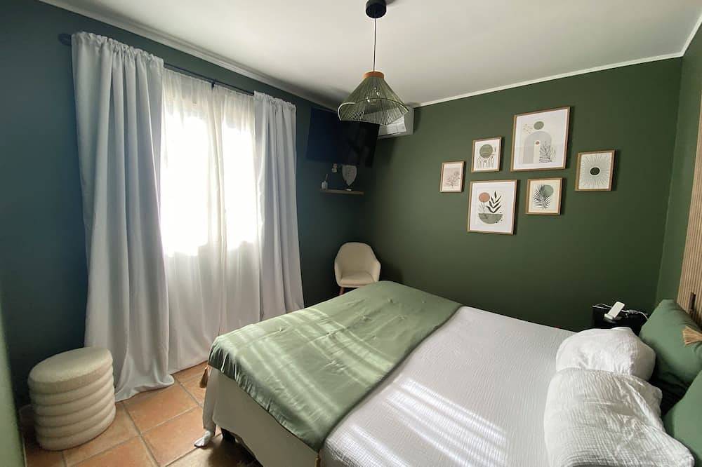 Villa with heated swimming pool, pool house and petanque court in Arlés, Region de Arles