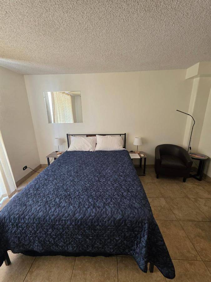 Apartahotel para 2 personas, con vistas además de terraza y piscina en Honolulu