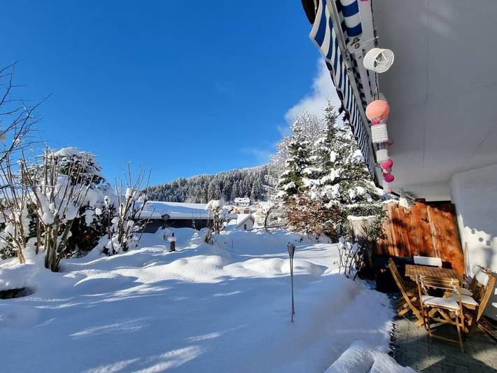 Hütte für 5 Personen, mit Balkon und Terrasse sowie Garten und Ausblick in Laax Dorf