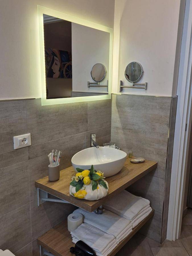 "La città delle 100 sculture" B&B Bcens con parcheggio privato e trasfert H24 - Belpasso - Etna - in Belpasso, Etna