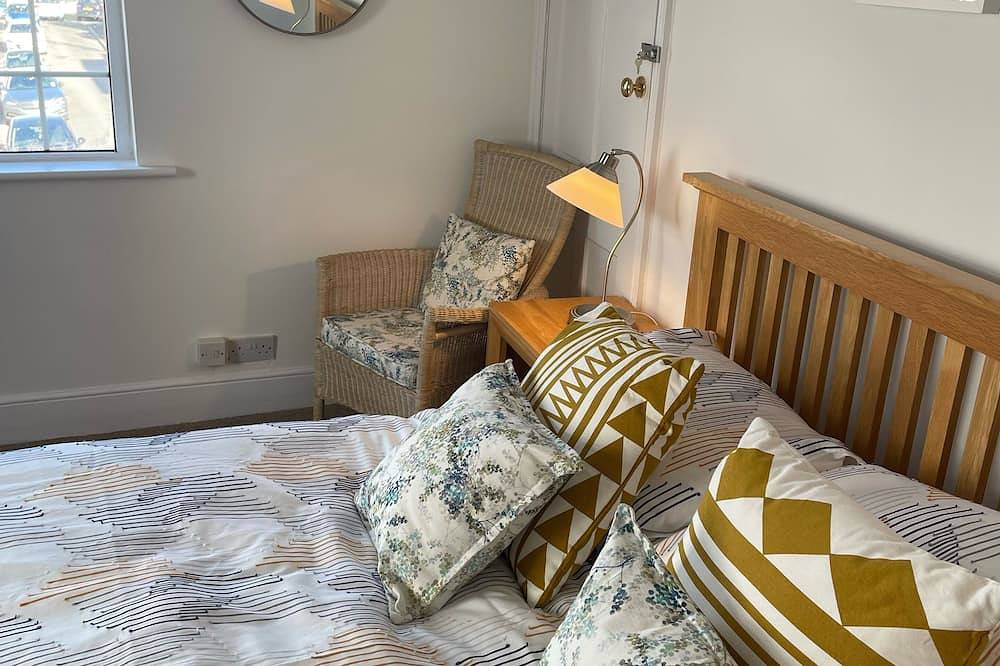 Ideal for families and pet owners, parking space and 5 minutes walk to the beach in Shaldon, Devon