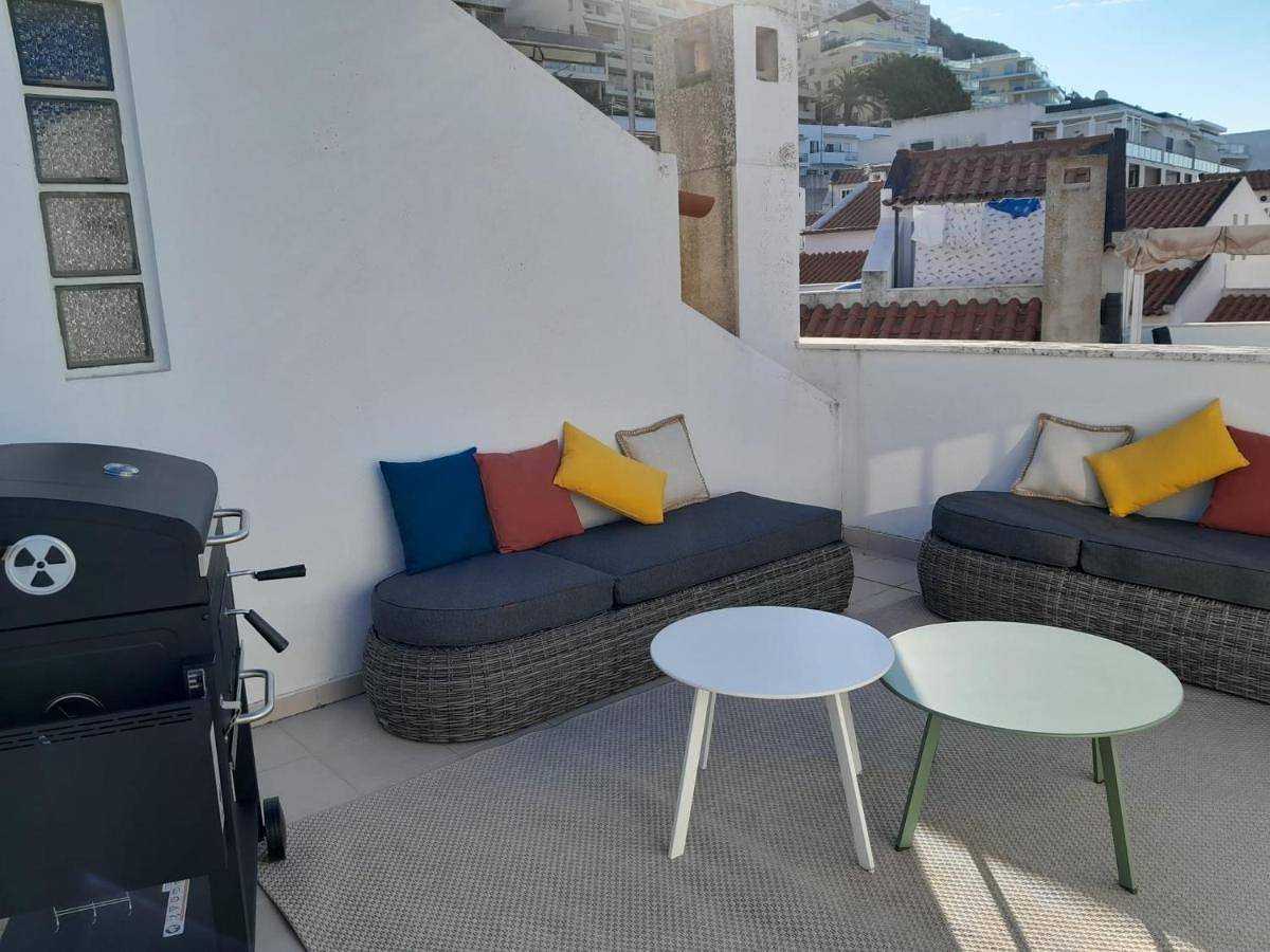 Three-Bedroom Home in Praia da Califórnia, Sesimbra