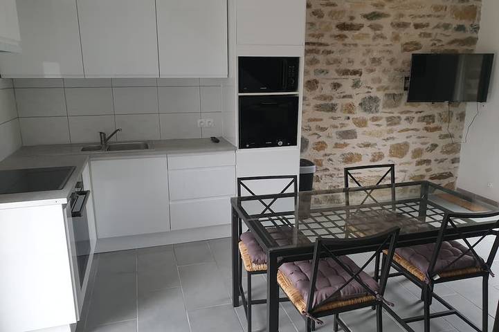 Location de vacances pour 2 personnes, avec terrasse et jardin, animaux acceptés à Plomodiern - 2
