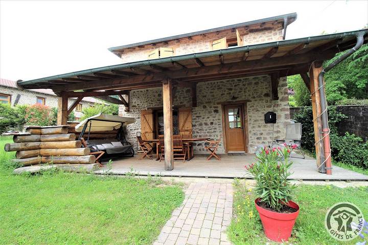 Gîte pour 5 personnes, avec Terrasse ainsi que Jardin et Piscine à Poule-les-Écharmeaux