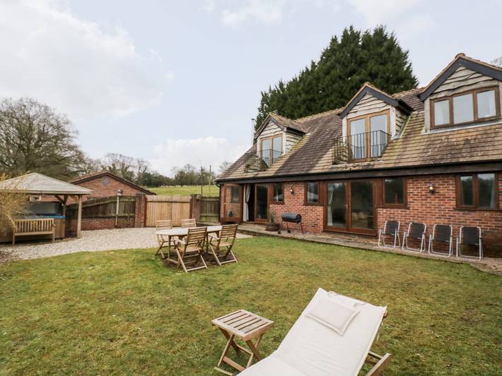 Lodge for 10 people, with garden in Worcestershire