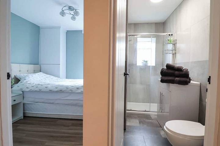 2 Makant Street, pet friendly, with hot tub in Manchester in Bolton, Greater Manchester