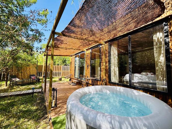 Camping pour 2 personnes, avec Jacuzzi et Terrasse ainsi que Jardin et Vue