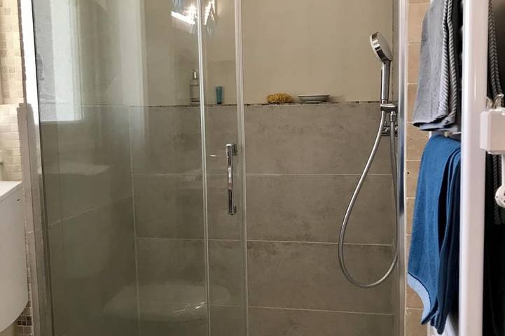 Ganze Wohnung, Bright studio apartment with a small terrace in Viroflay, Yvelines
