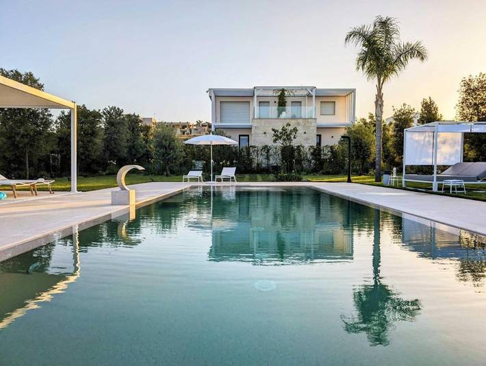 Villa per 14 persone, con Balcone e Terrazza nonché Idromassaggio e Piscina a Scorrano
