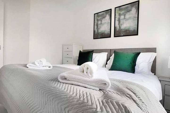 Woking - Garden, Parking, Pets Welcome in Woking, Surrey