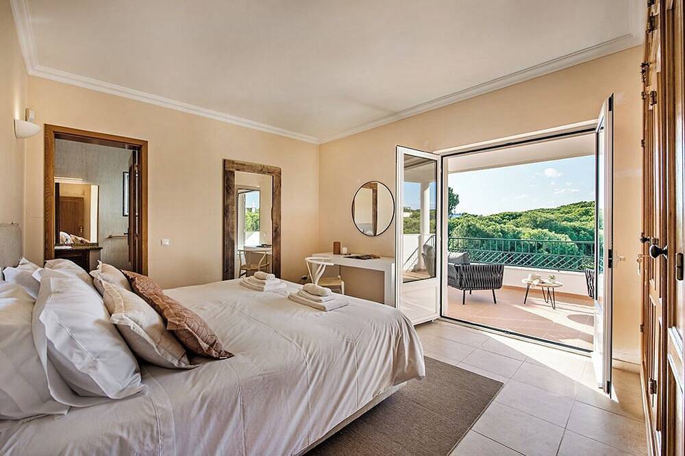 Spacious villa with pool in Praia Verde walking distance to beach with free wifi in Castro Marim, Faro Distrikt
