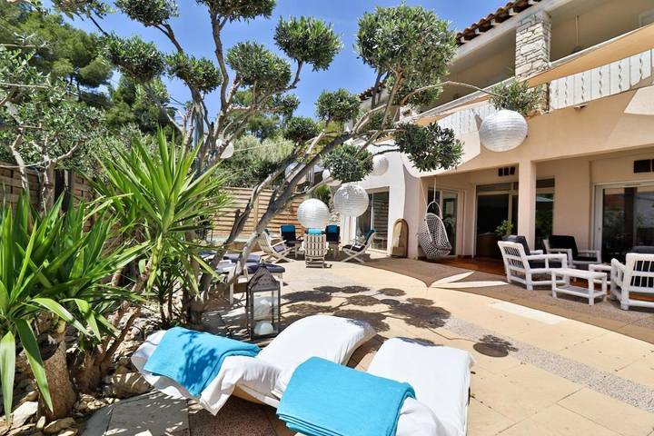 Chambre d’hôte pour 3 personnes, avec Balcon et Terrasse ainsi que Jardin et Vue à Sausset-les-Pins