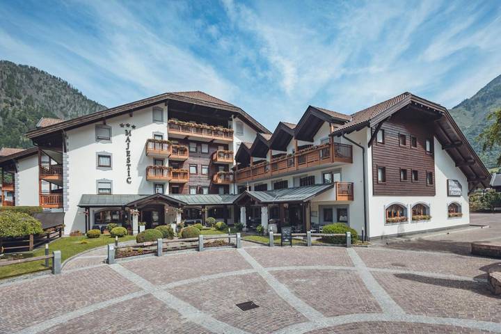 Aparthotel voor 4 personen, with sauna and zwembad as well as tuin and whirlpool in de Dolomieten