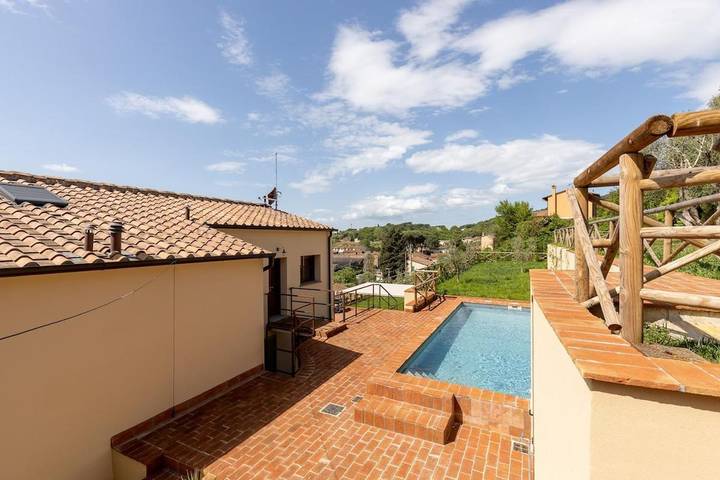Location de vacances pour 10 personnes, avec terrasse ainsi que jardin et piscine dans San Giovanni alla Vena