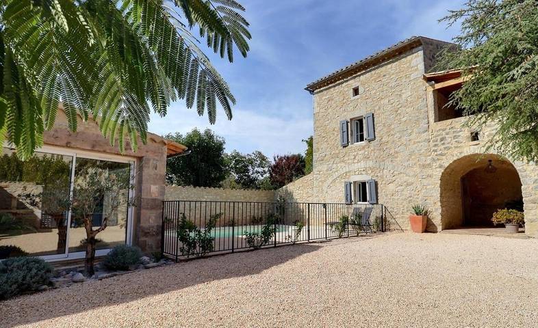 Location de vacances pour 6 personnes, avec terrasse et piscine, adapté aux familles à Saint-André-de-Cruzières - 4