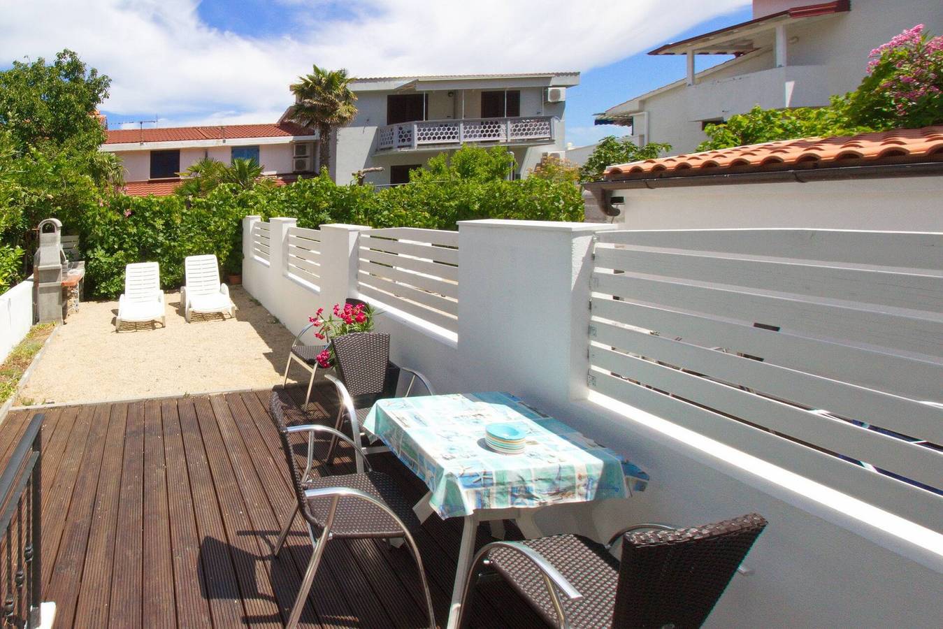 Ganze Wohnung, Apartment Fantov Nr. 1 – mit Terrasse und Grill, 250 m vom Strand entfernt in Zarok, Baska