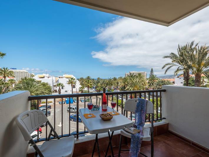 Holiday letting for 4 people, with Ocean view and Balcony as well as Garden and Pool in Playa de las Américas